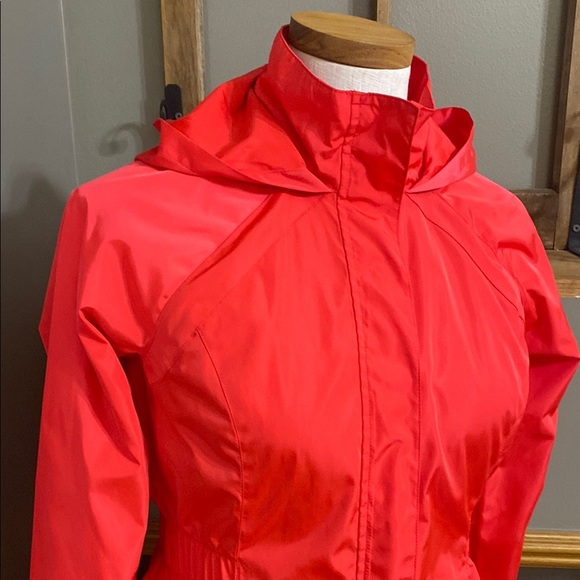 Fila coral (orangish -red) lightweight Hooded rain Jacket size XS - Picture 2 of 9